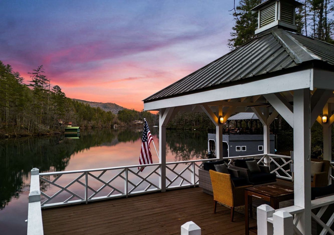 SEED LAKE WATERFRONT HOME