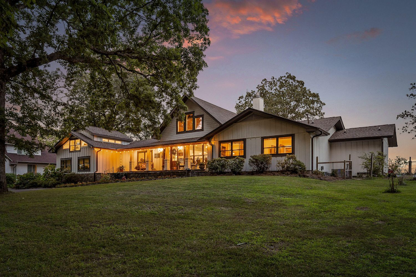 UNMATCHED VIEWS, LUXURIOUS LIVING