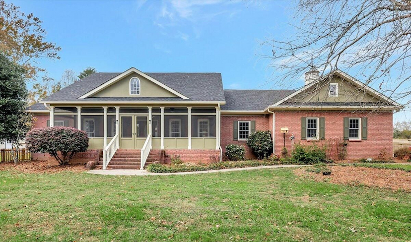CHARMING 5-ACRE HOMESTEAD WITH STABLE & WORKSHOP