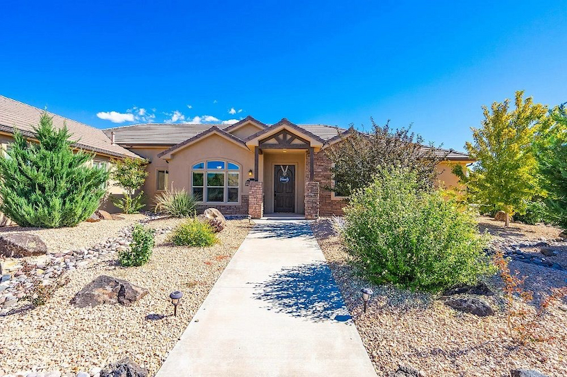 1542 N CANYON TRAILS DR