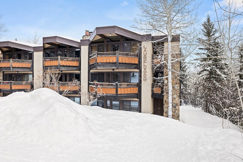 640 CARRIAGE WAY #201
