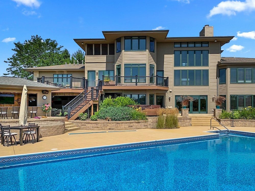STUNNING PRAIRIE-STYLE RETREAT