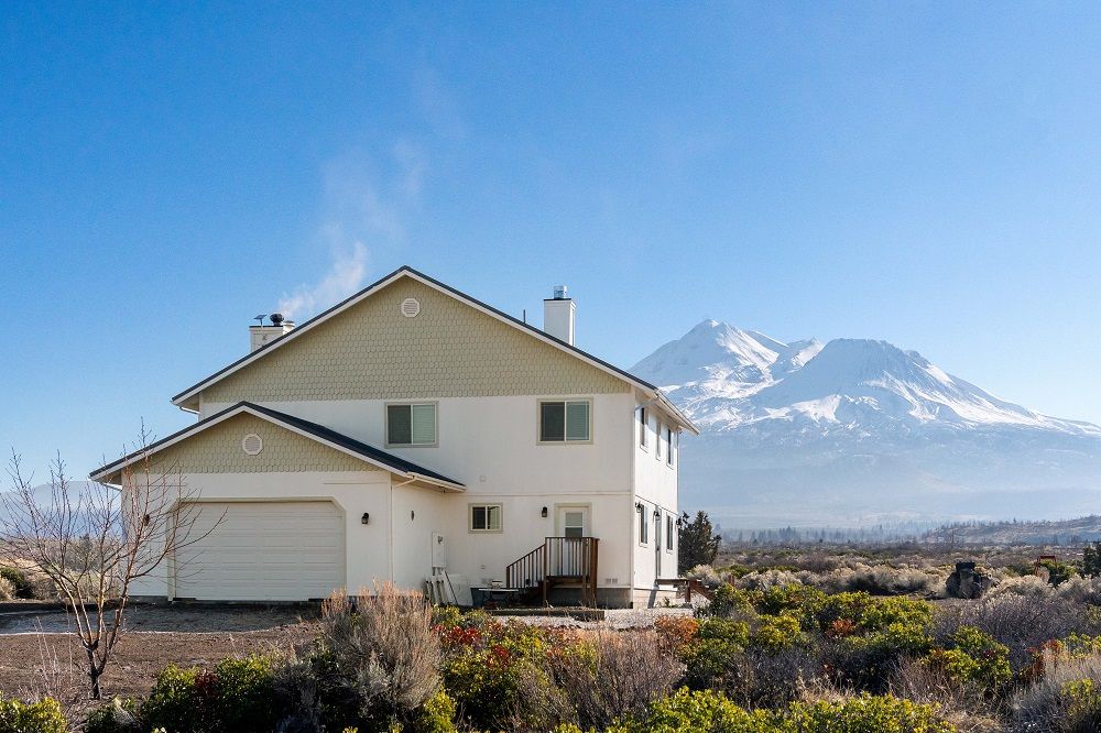 BREATHTAKING MOUNT SHASTA ESTATE