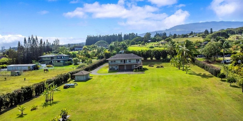 COUNTRY LIVING WITH HAIKU TOWN CONVENIENCE