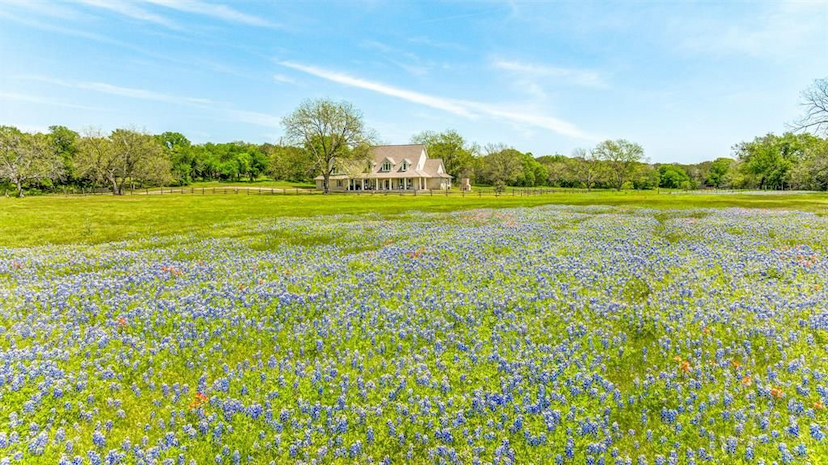 TIMELESS ELEGANCE AND TRANQUILITY: 15 ACRES OF LUXURY LIVING ON THE PALUXY RIVER