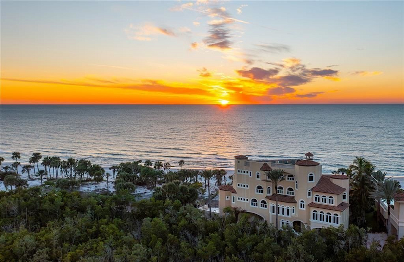 EXPERIENCE LUXURY LIVING IN NAPLES