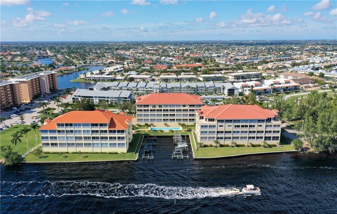 EXCEPTIONAL RIVER FRONT CONDO