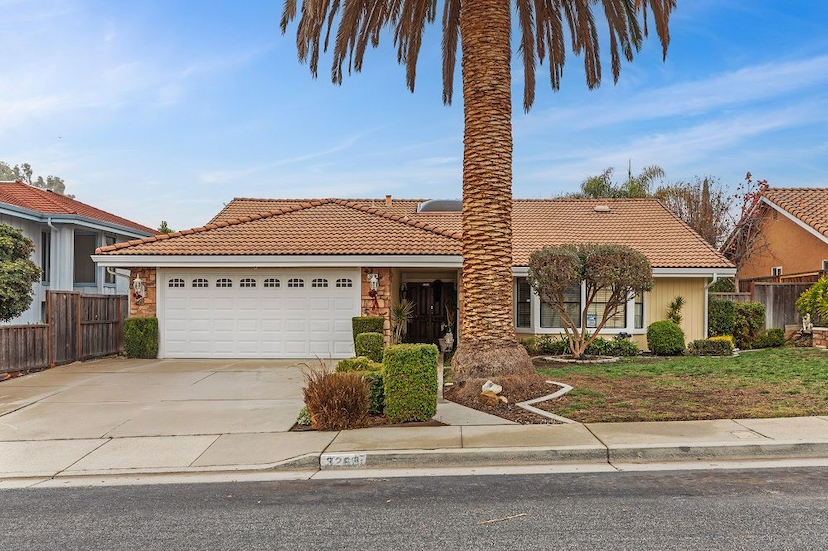 CHARMING SINGLE-STORY PONDEROSA HOME