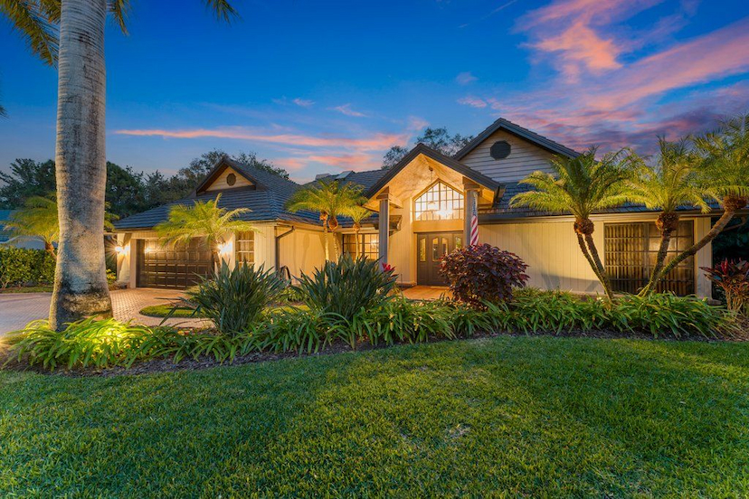 PRIME LOCATION IN PELICAN BAY
