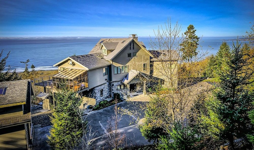 LUXURY RETREAT COASTAL
