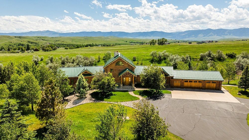 Exquisite Waterfront Property In A Prestigious Gated Community