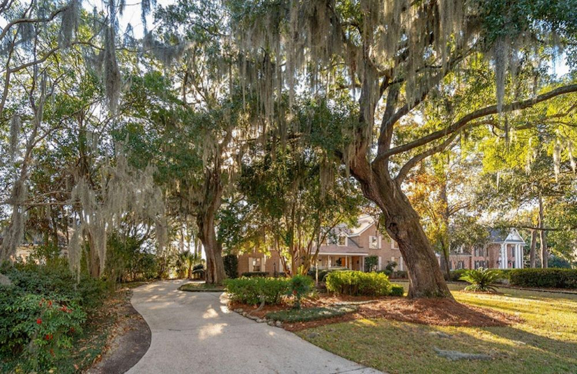 LAKEFRONT ESTATE IN EXCLUSIVE ASHLEY HARBOR