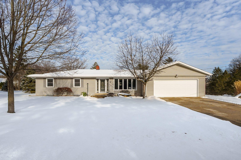 SPACIOUS PORTAGE WALKOUT RANCH