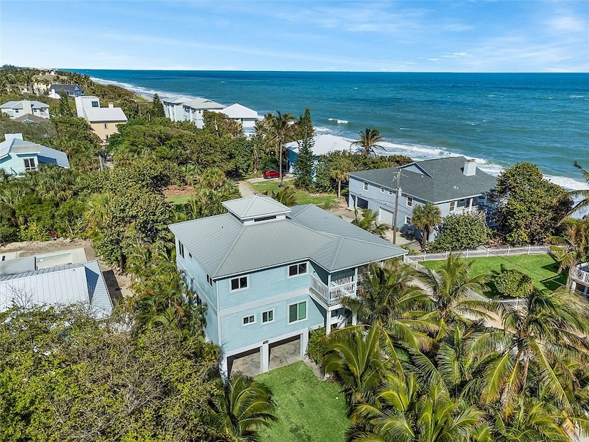 CHARMING BEACHSIDE RETREAT ONE BLOCK FROM THE OCEAN