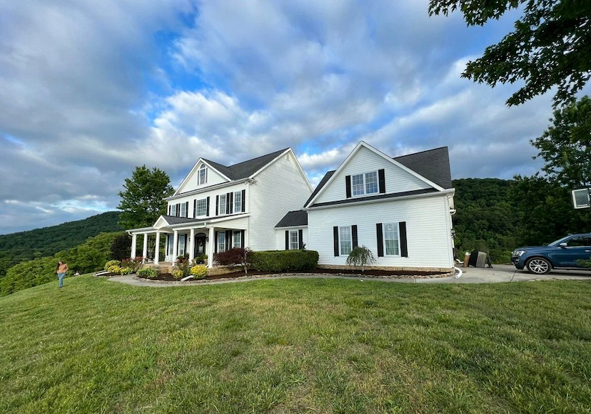 EQUESTRIAN RETREAT WITH STUNNING MOUNTAIN VIEWS