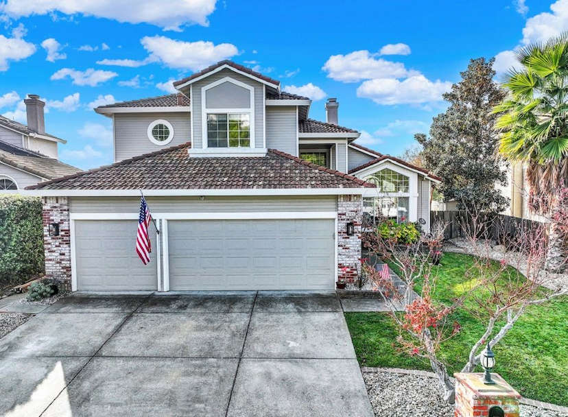 DESIRABLE GOLF COURSE NEIGHBOR-HOOD OF RANCHO SOLANO