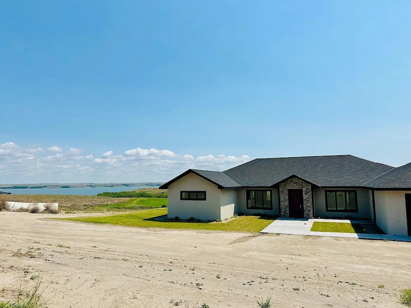 LUXURY LAKE MCCONAUGHY LIVING ON THE GOLF COURSE