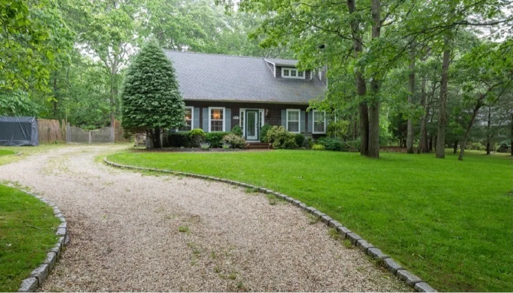 24 WENDY LN