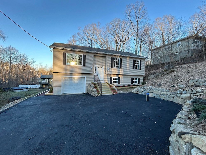 BRAND NEW BI-LEVEL HOME IN BARRY LAKES