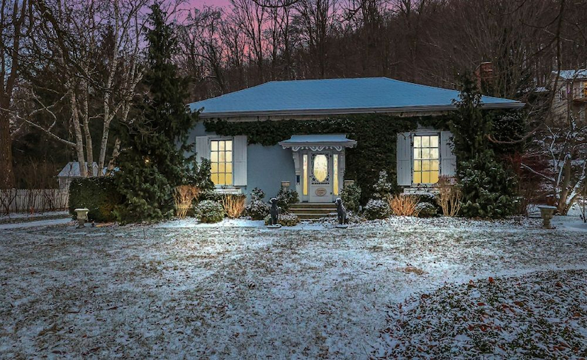 EXCLUSIVE ESCARPMENT ESTATE CLOSE TO DOWNTOWN