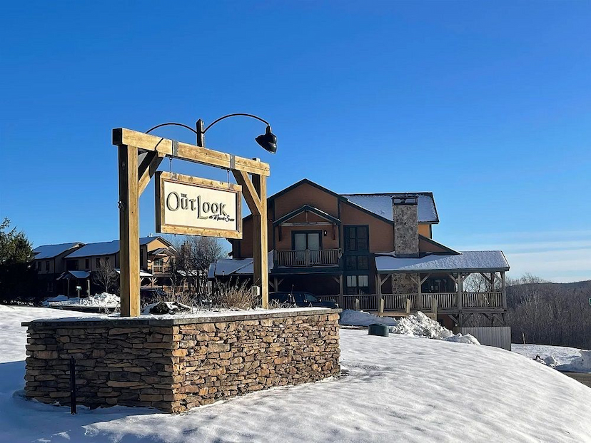 LUXURY TOWNHOME AT THE OUTLOOK