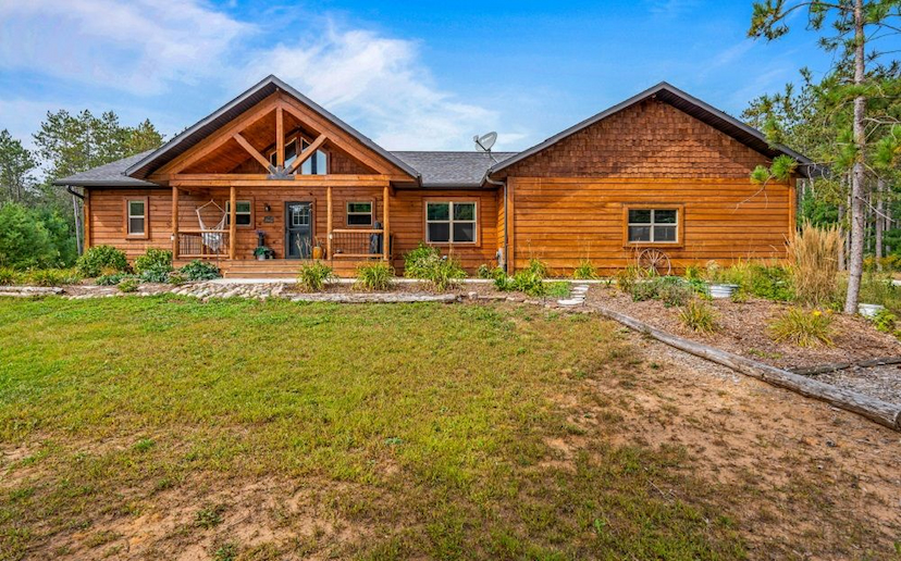 BUILT BY BY GOLDEN EAGLE LOG HOMES CUSTOM-BUILT LOG HOME