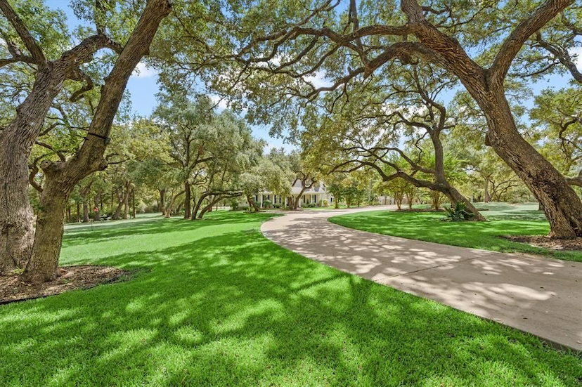 Hill Country Luxury, 6-Acre Texas Retreat With Pool & Scenic Views.