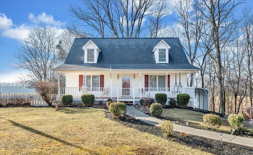 LIVE THE LAKE LIFE JUST MINUTES FROM SMITH MOUNTAIN LAKE!