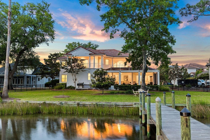 TRANQUIL WATERFRONT RETREAT: YOUR LUXURIOUS SANCTUARY AT HONEYMOON COVE