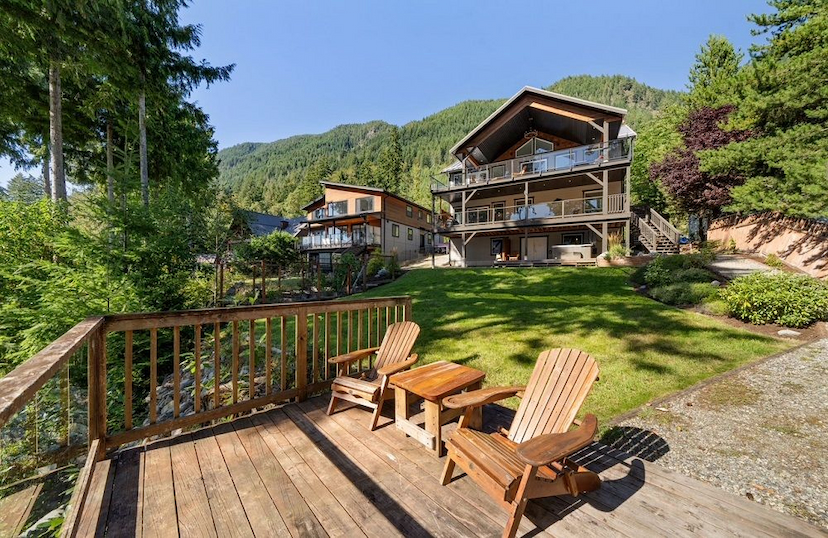 WATERFRONT LIVING, BREATHTAKING VIEW OF COWICHAN LAKE