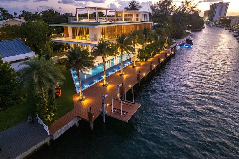 LUXURY WATERFRONT LIVING: A MASTERPIECE OF MODERN DESIGN