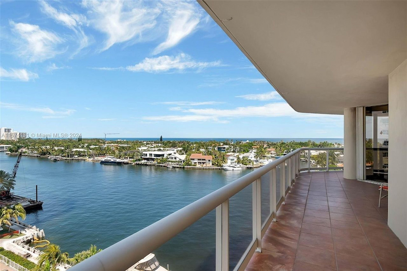 20191 E COUNTRY CLUB DR #906