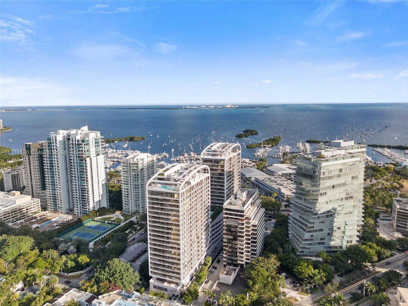 URBAN ELEGANCE LUXURIOUS MIAMI RESIDENCE WITH STUNNING CITY AND WATER VIEWS