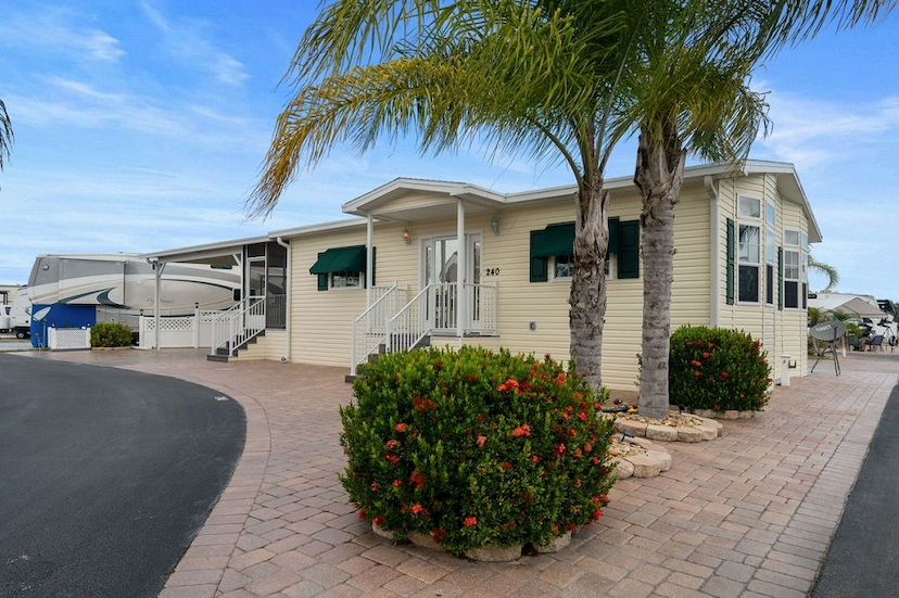 PREMIUM WATERFRONT RV RESORT ON THE LAKE OKEECHOBEE RIM CANAL