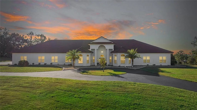 ELEGANT EQUESTRIAN ESTATE AWAITS