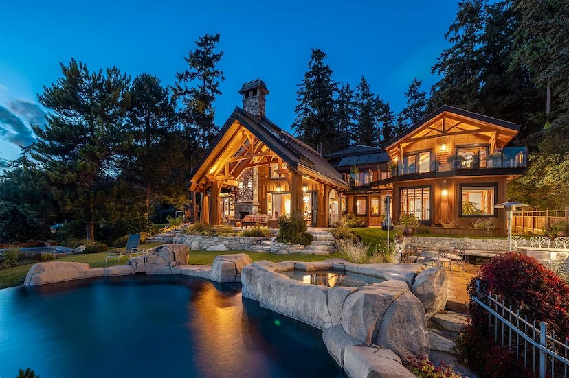 EXPERIENCE THE PINNACLE OF LUXURY LIVING