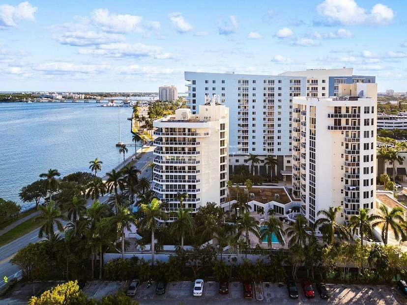 LUXURY CONDO WITH STUNNING VIEWS