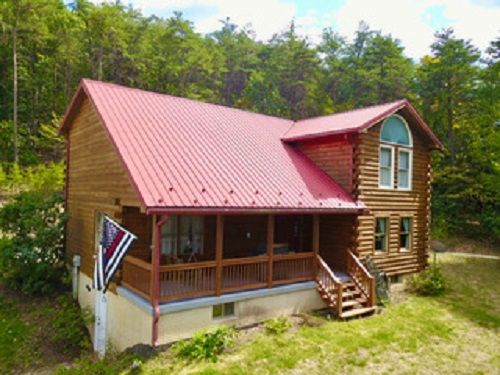 Mountain Retreat With Rustic Charm