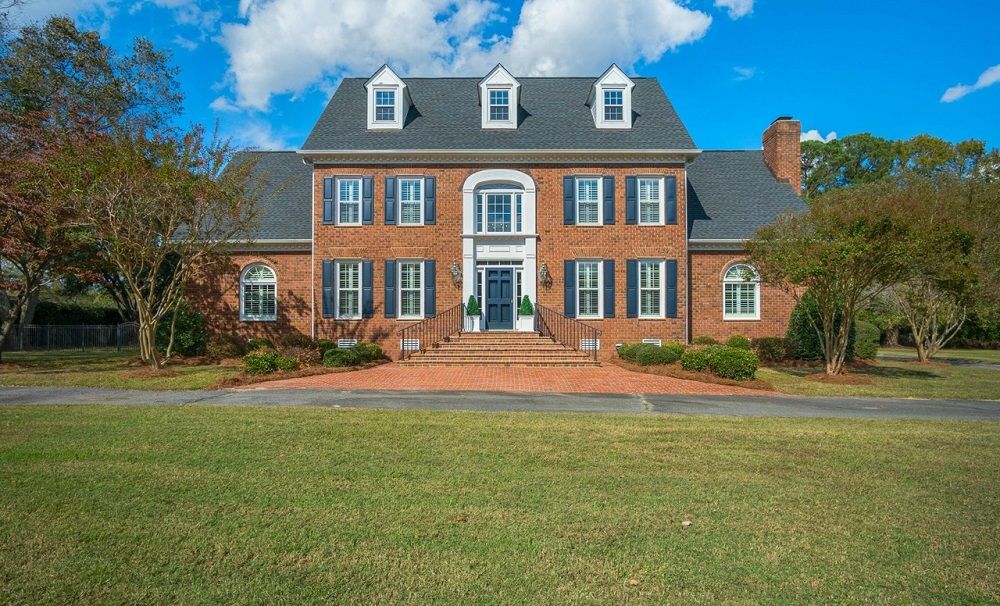 Spacious Hillcrest Home On A Quiet Cul-De-Sac