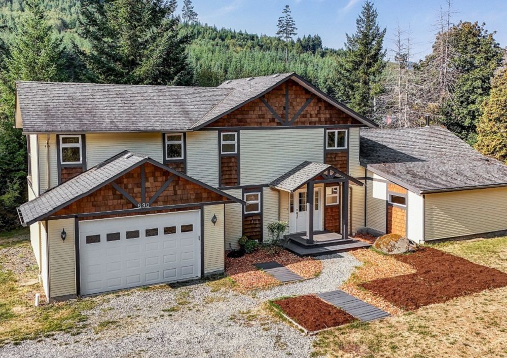 Gorgeous Renovated Home On Acre Oasis