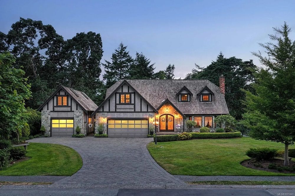 2773 Arbutus Rd