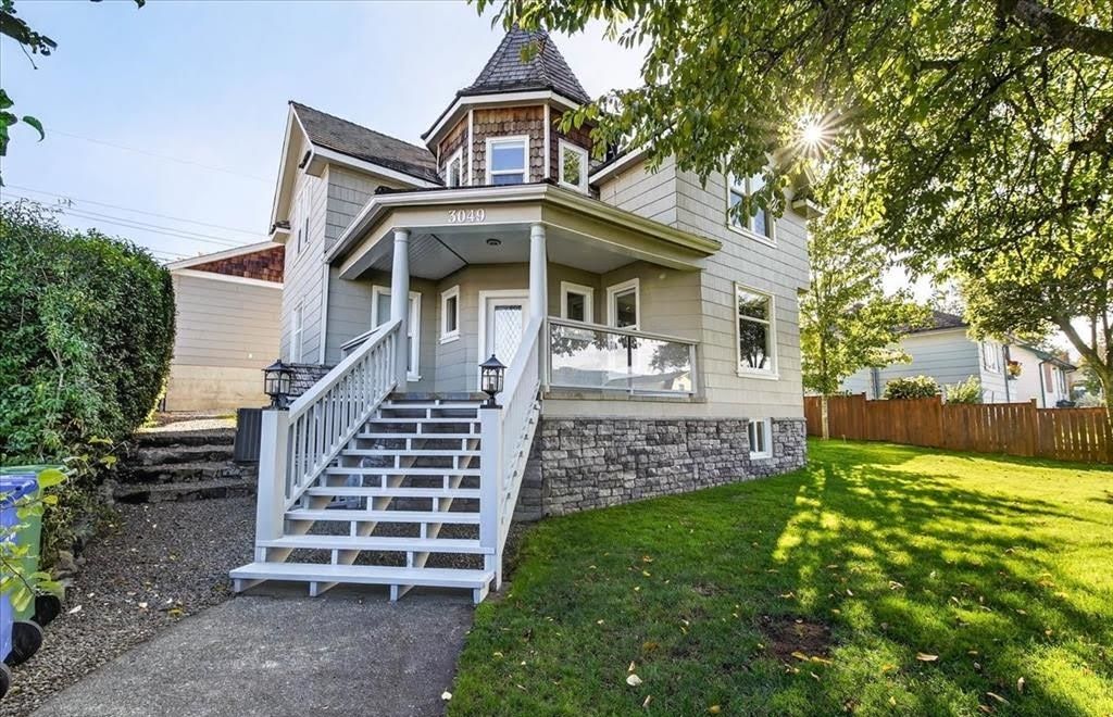Character Home With Stunning Water & Mountain Views In Port Alberni