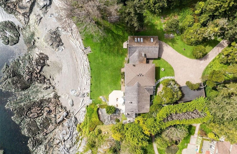 Oceanfront Estate On Ten Mile Point