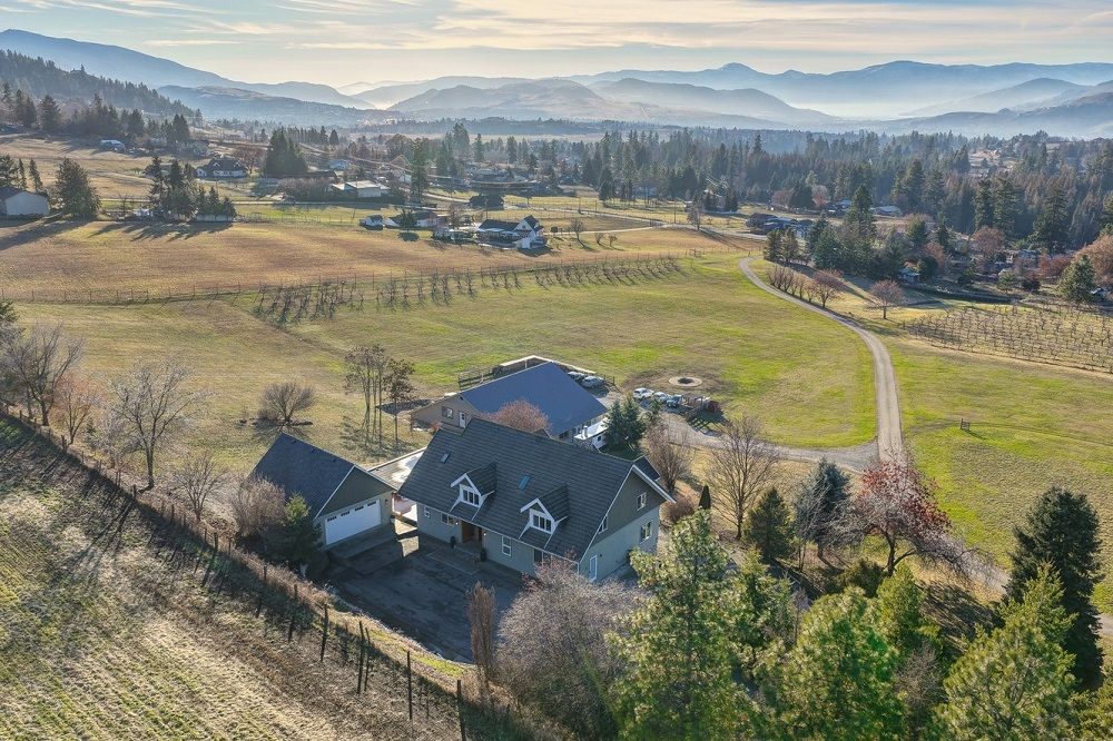 Refined Acreage Living
