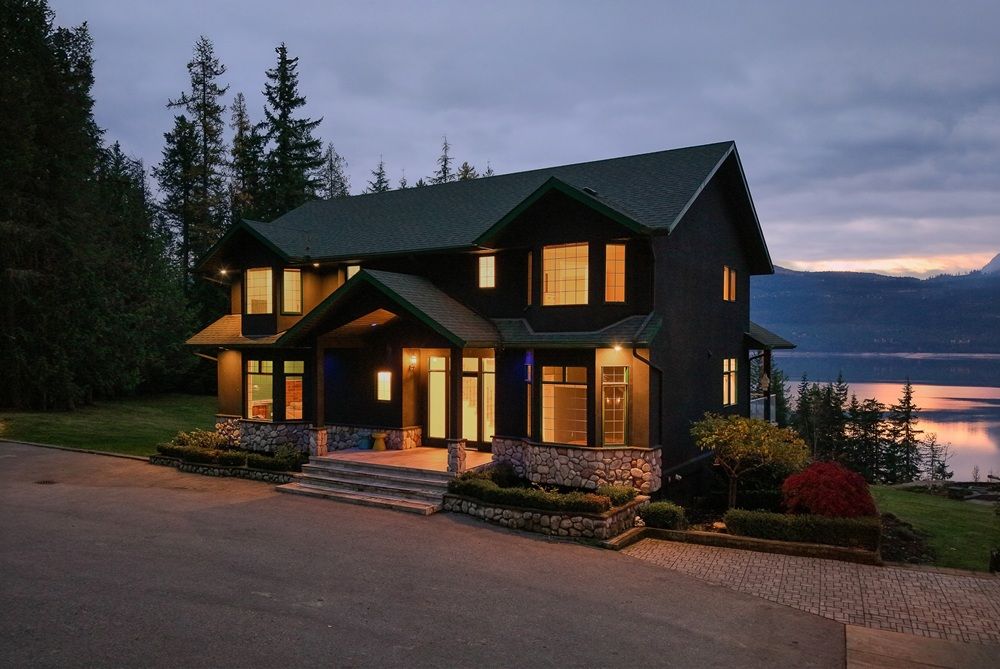 Luxury At The Lake!