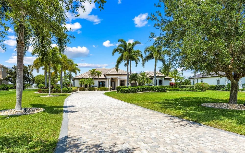 Unmatched Desiger Estate In Summer Lakes.