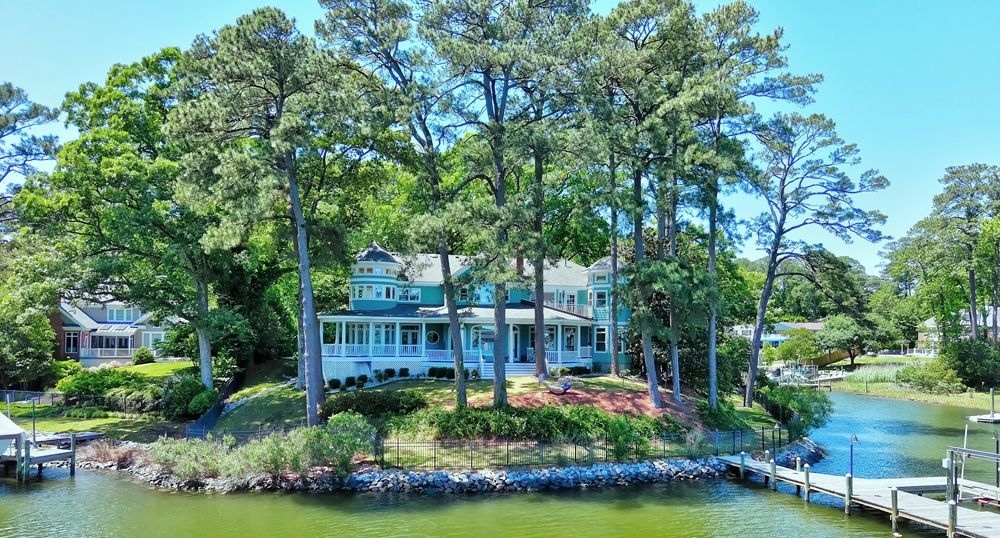 Deep-Water Coastal Estate In Prestigious Alanton