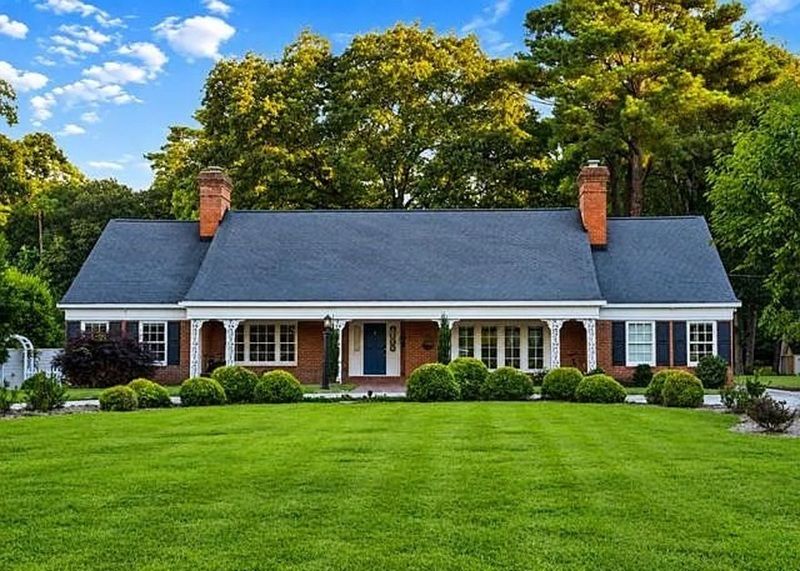 812 Riverside Drive