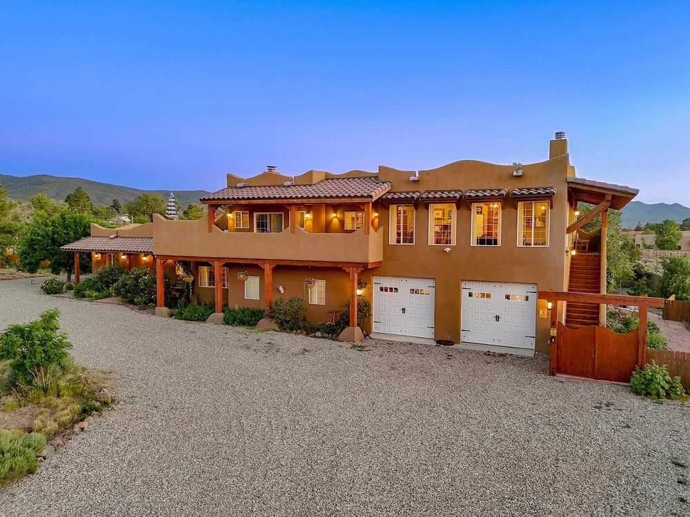 Extraordinary Taos Estate