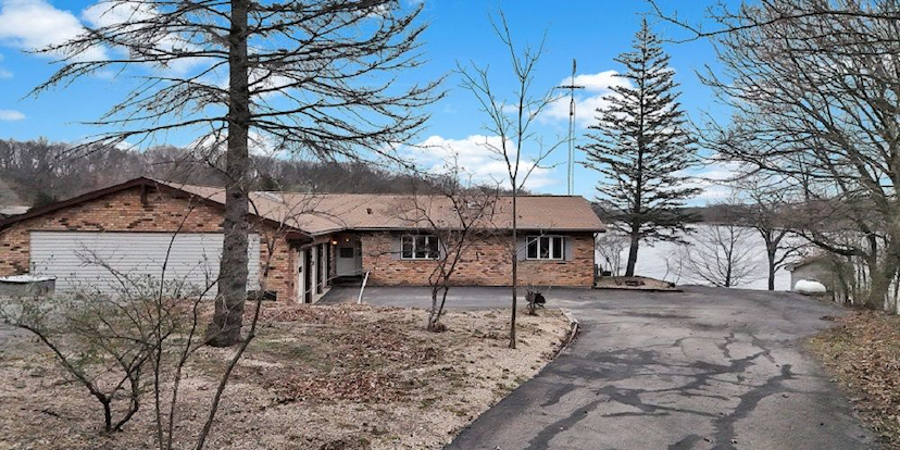 You Can Own This Prime Residence With 200 Feet Lake Frontage/dock Boat/swim/fish.....less Than 2hrs Drive (Just South Of Princeton West Of Starved Rock)